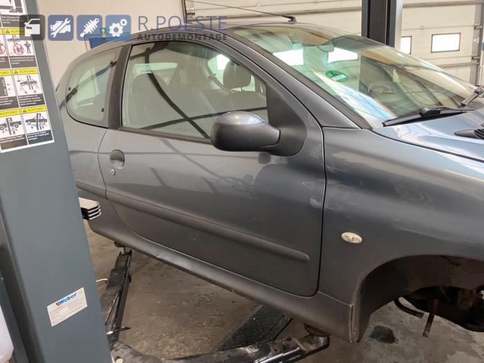 Peugeot 206 1.4 XR,XS,XT,Gentry Samochód złomowany (2006, Szary)