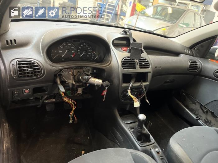 Peugeot 206 1.4 XR,XS,XT,Gentry Samochód złomowany (2006, Szary)