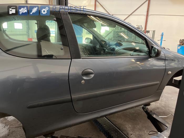 Peugeot 206 1.4 XR,XS,XT,Gentry Samochód złomowany (2006, Szary)