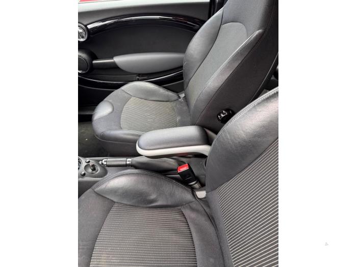 Mini Mini 1.6 16V Cooper Vehículo de desguace (2007, Oscuro, Metálico, Rojo)
