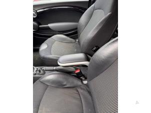 Mini Mini 1.6 16V Cooper Vehículo de desguace (2007, Oscuro, Metálico, Rojo)