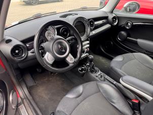 Mini Mini 1.6 16V Cooper Vehículo de desguace (2007, Oscuro, Metálico, Rojo)