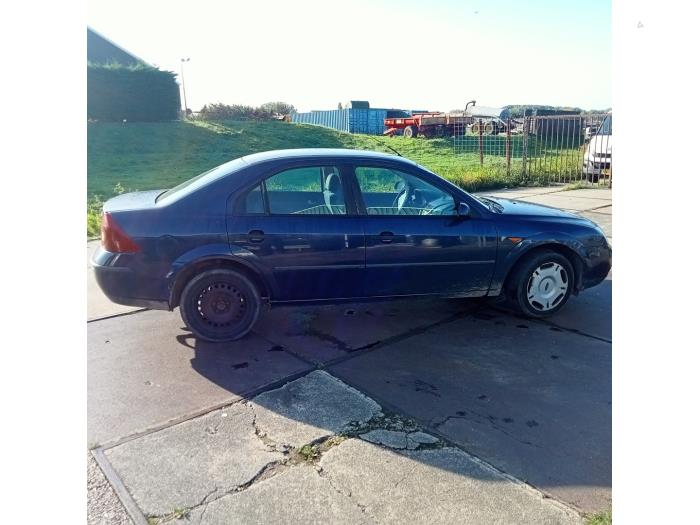 Ford Mondeo III 1.8 16V Schrottauto (2002, Blau)