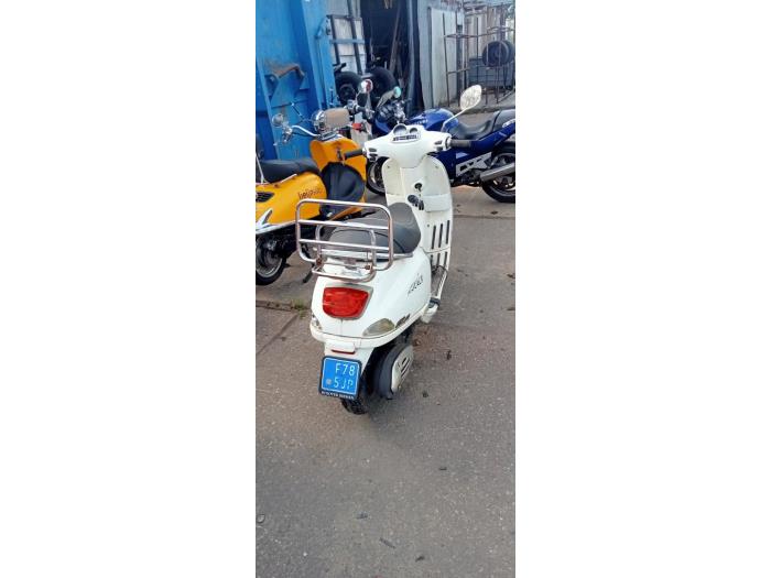 Piaggio Schrottauto (2012, Granit)