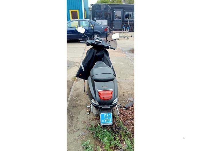 Piaggio Samochód złomowany (2013, Granit)