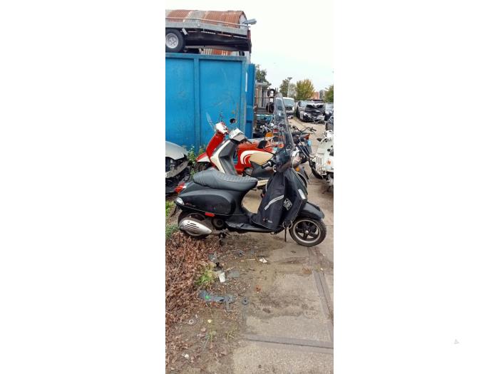 Piaggio Samochód złomowany (2013, Granit)