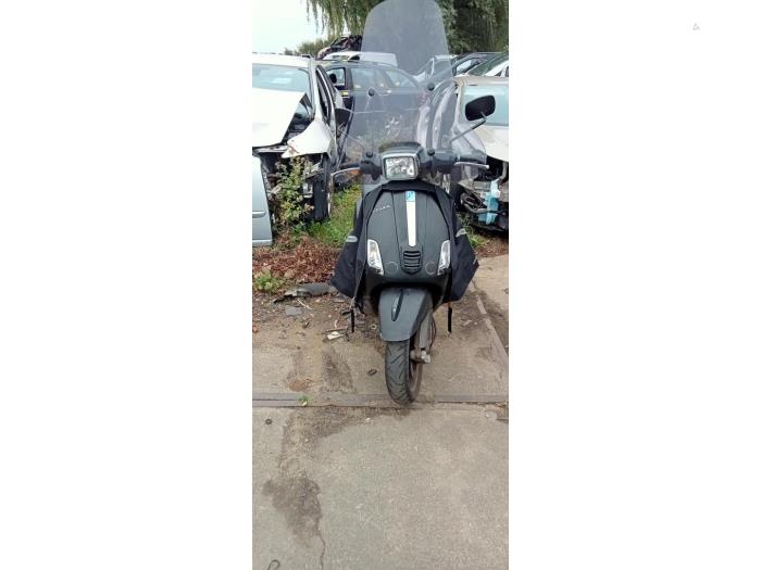 Piaggio Samochód złomowany (2013, Granit)