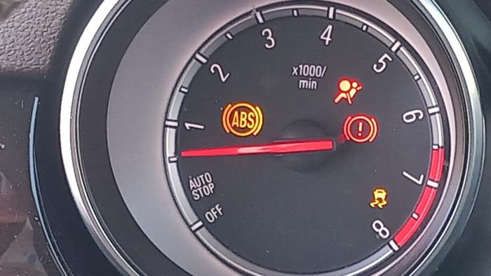 Opel Astra K Sports Tourer 1.4 Turbo 16V Vehículo de desguace (2016, Blanco)