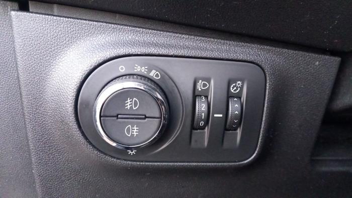 Opel Corsa E 1.3 CDTi 16V ecoFLEX Vehículo de desguace (2015, Gris plateado, Plateado)