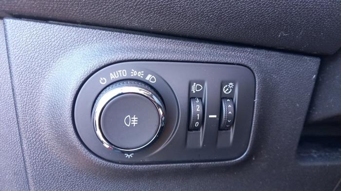 Opel Adam 1.4 16V Bi-Fuel Ecoflex Vehículo de desguace (2015, Rojo)