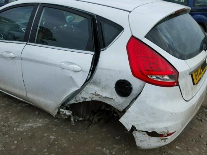 Ford Fiesta 6 1.4 TDCi Épave (2012, Rose, Blanc)