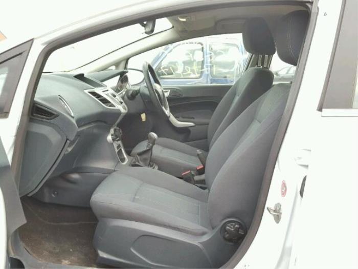 Ford Fiesta 6 1.4 TDCi Épave (2012, Rose, Blanc)