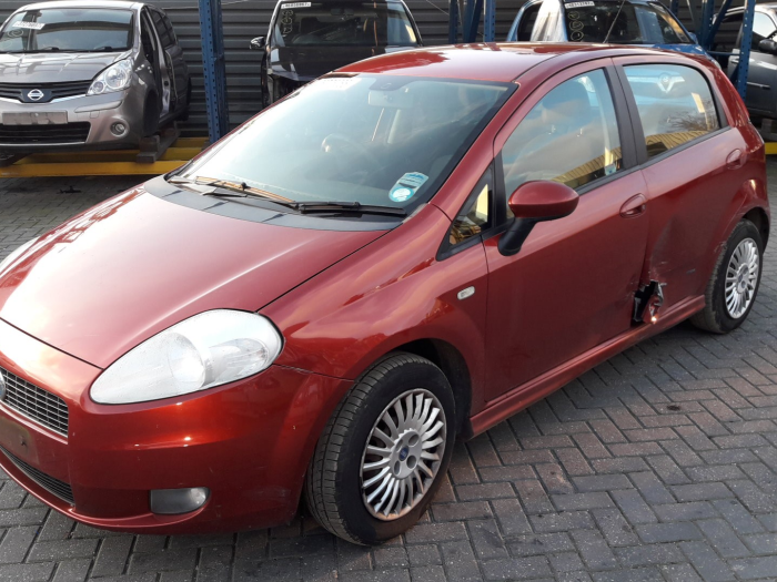Fiat Grande Punto 1.4 Samochód złomowany (2007, Czerwony)