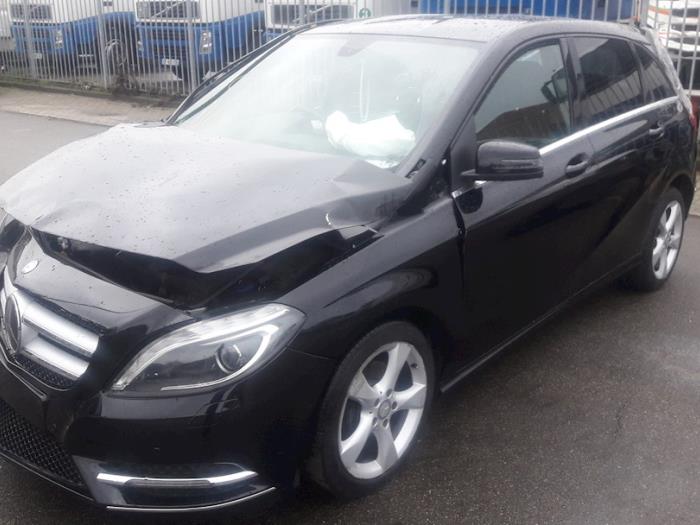 Mercedes B 1.5 B-180 CDI,d 16V Samochód złomowany (2014, Czarny)