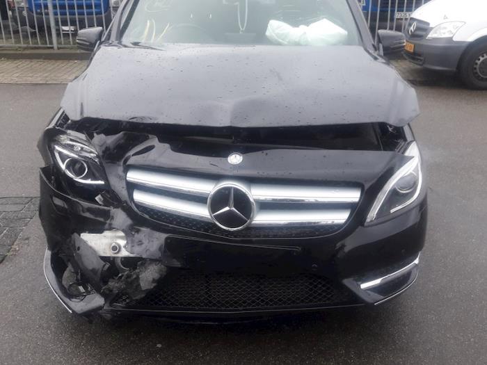 Mercedes B 1.5 B-180 CDI,d 16V Samochód złomowany (2014, Czarny)