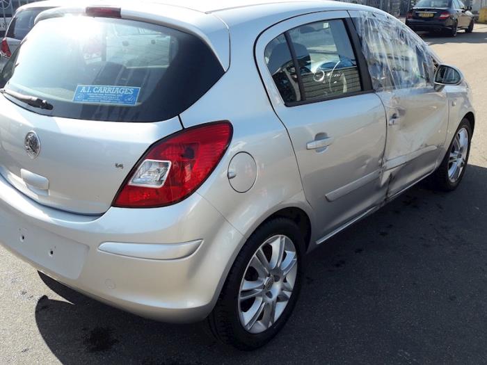 Opel Corsa D 1.4 16V Twinport Épave (2007, Gris argenté)