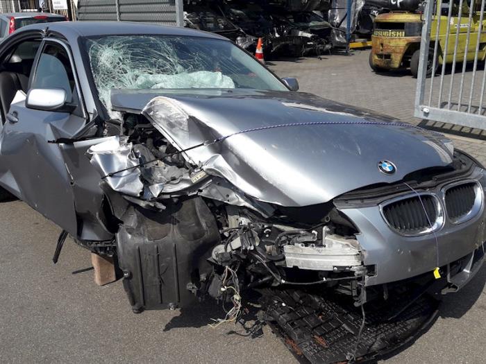 BMW 5 serie 530d 24V Épave (2005, Métallisé, Gris argenté)