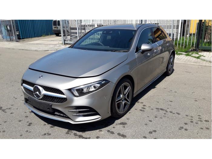 Mercedes A 1.5 A-180d Schrottauto (2019, Hell, Champagne)