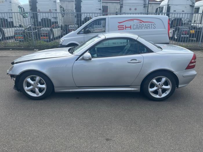 Mercedes SLK 3.2 320 V6 18V Vehículo de desguace (2000, Gris plateado)