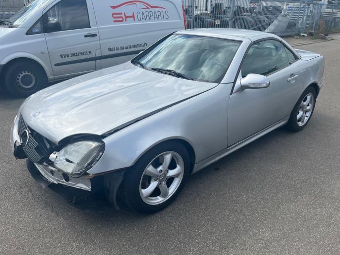 Mercedes SLK 3.2 320 V6 18V Vehículo de desguace (2000, Gris plateado)