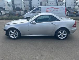 Mercedes SLK 3.2 320 V6 18V Vehículo de desguace (2000, Gris plateado)