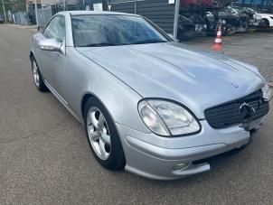 Mercedes SLK 3.2 320 V6 18V Vehículo de desguace (2000, Gris plateado)