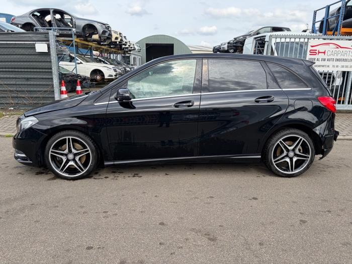 Mercedes B 2.0 B-250 BlueEFFICIENCY Turbo 16V Samochód złomowany (2013, Czarny)