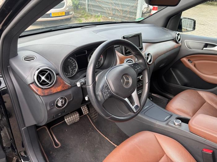 Mercedes B 2.0 B-250 BlueEFFICIENCY Turbo 16V Samochód złomowany (2013, Czarny)