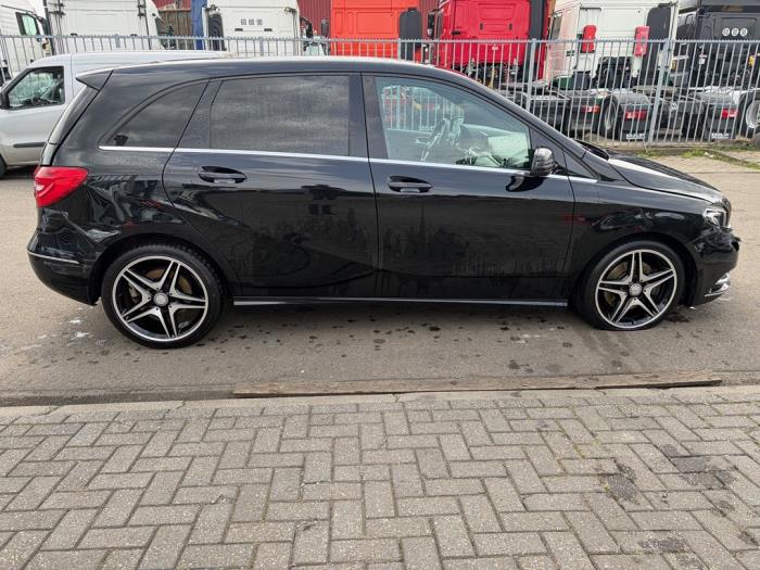 Mercedes B 2.0 B-250 BlueEFFICIENCY Turbo 16V Samochód złomowany (2013, Czarny)