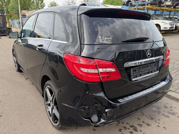 Mercedes B 2.0 B-250 BlueEFFICIENCY Turbo 16V Samochód złomowany (2013, Czarny)