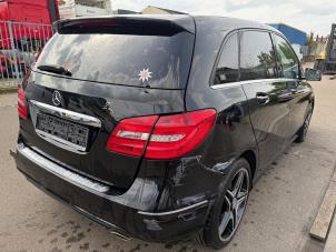 Mercedes B 2.0 B-250 BlueEFFICIENCY Turbo 16V Samochód złomowany (2013, Czarny)