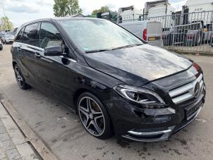 Mercedes B 2.0 B-250 BlueEFFICIENCY Turbo 16V Samochód złomowany (2013, Czarny)