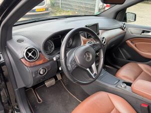 Mercedes B 2.0 B-250 BlueEFFICIENCY Turbo 16V Samochód złomowany (2013, Czarny)