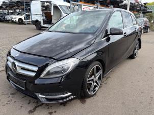 Mercedes B 2.0 B-250 BlueEFFICIENCY Turbo 16V Samochód złomowany (2013, Czarny)
