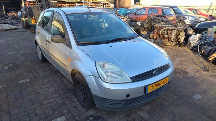 Ford Fiesta 5 1.4 16V Samochód złomowany (2003, Szary)