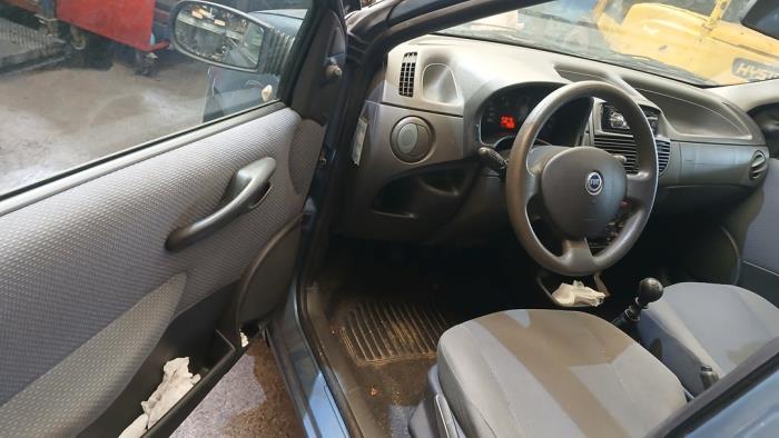 Fiat Punto II 1.2 60 S Samochód złomowany (2004, Niebieski)