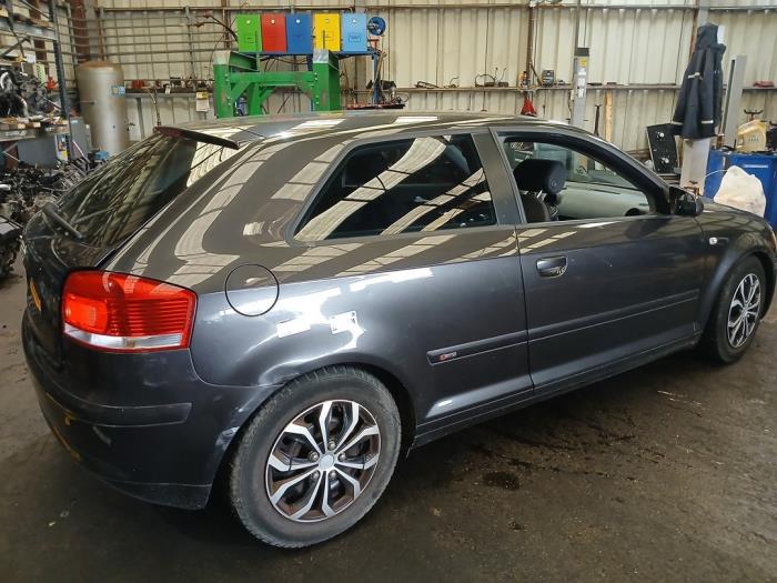 Audi A3 2.0 16V FSI Skrotfordon (2004, GRIJS)