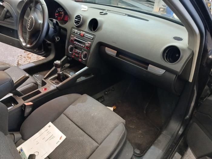 Audi A3 2.0 16V FSI Skrotfordon (2004, GRIJS)