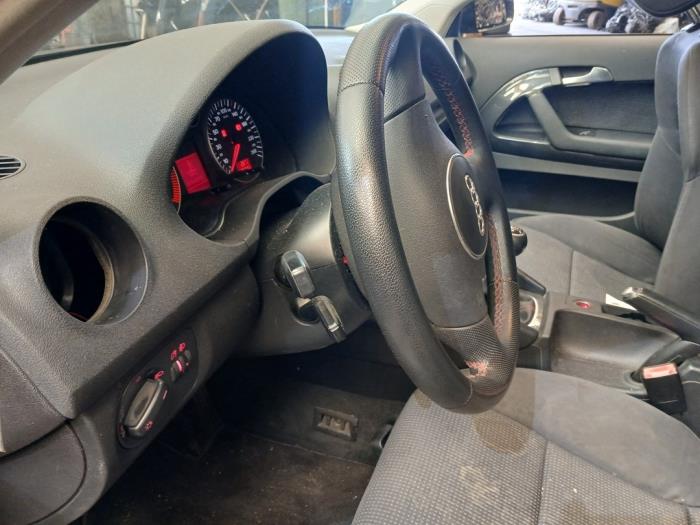 Audi A3 2.0 16V FSI Skrotfordon (2004, GRIJS)