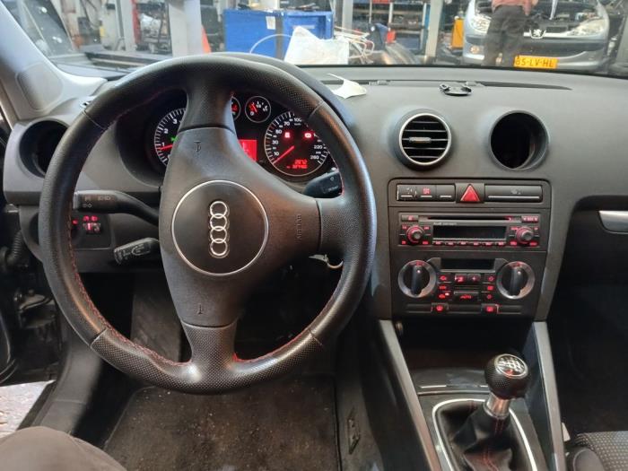 Audi A3 2.0 16V FSI Skrotfordon (2004, GRIJS)