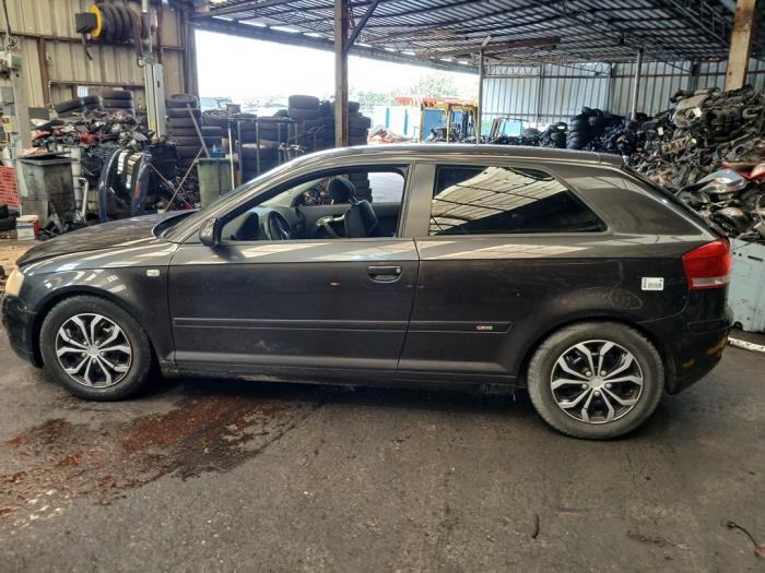 Audi A3 2.0 16V FSI Skrotfordon (2004, GRIJS)
