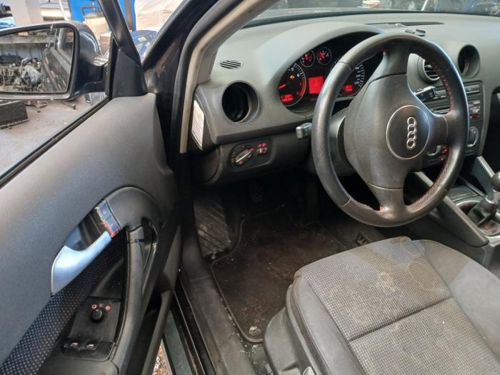 Audi A3 2.0 16V FSI Skrotfordon (2004, GRIJS)