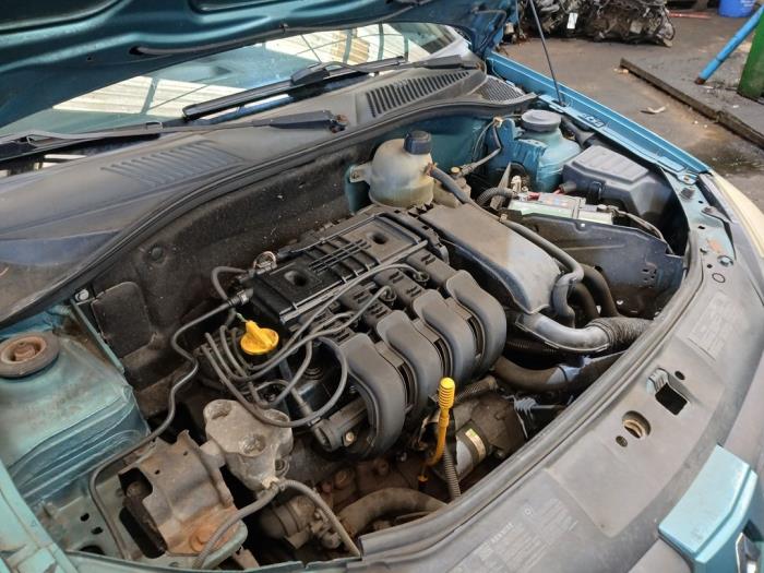 Renault Clio II 1.2 16V Schrottauto (2004, Blau)