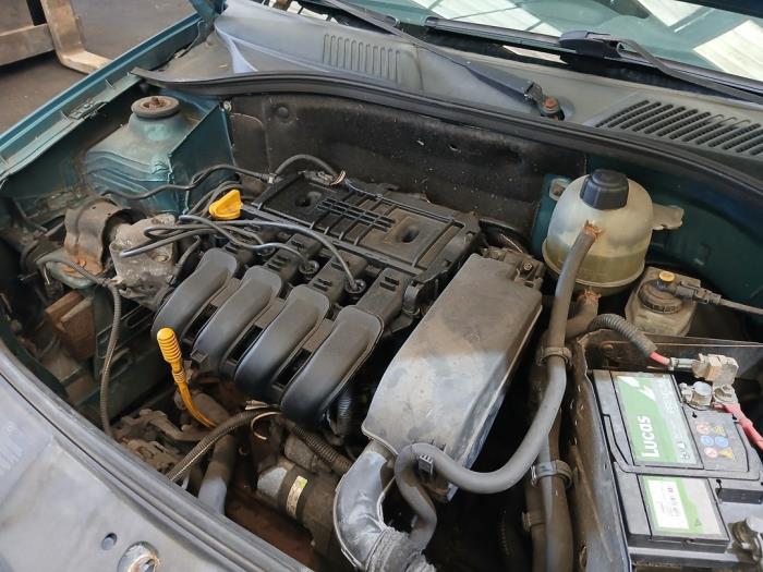 Renault Clio II 1.2 16V Schrottauto (2004, Blau)
