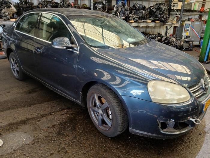 Volkswagen Jetta III 2.0 16V FSI Samochód złomowany (2006, Szary)