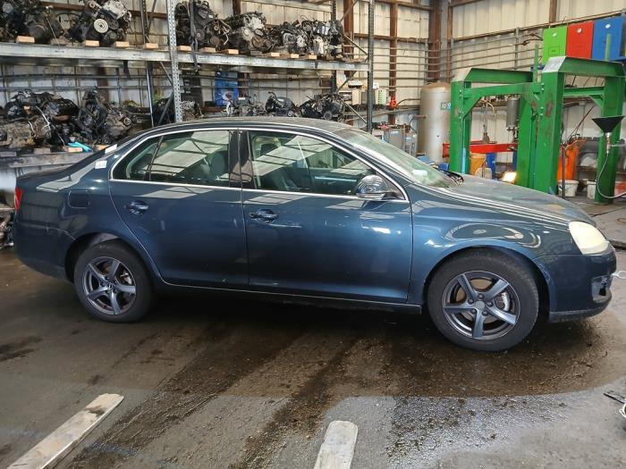 Volkswagen Jetta III 2.0 16V FSI Samochód złomowany (2006, Szary)