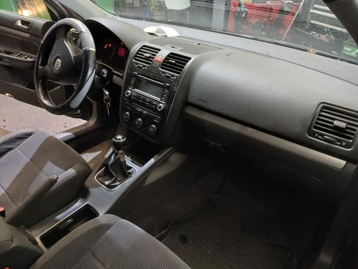 Volkswagen Jetta III 2.0 16V FSI Samochód złomowany (2006, Szary)