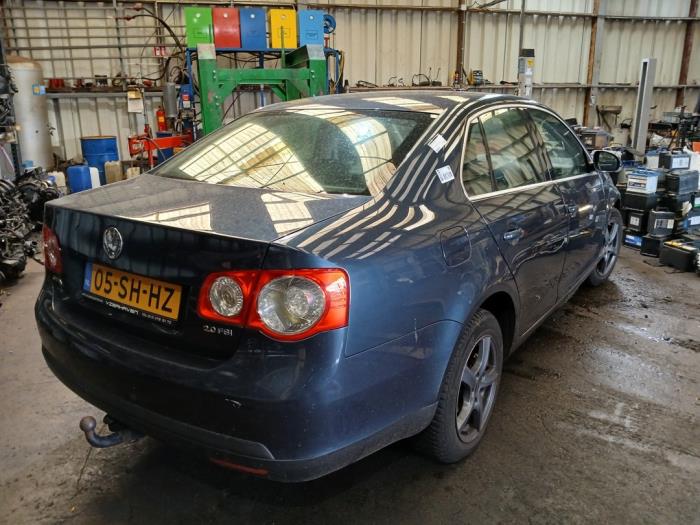 Volkswagen Jetta III 2.0 16V FSI Samochód złomowany (2006, Szary)