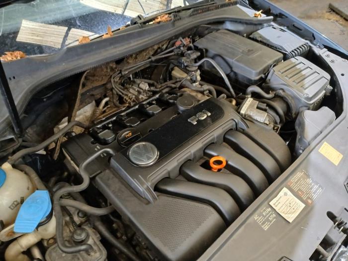 Volkswagen Jetta III 2.0 16V FSI Samochód złomowany (2006, Szary)