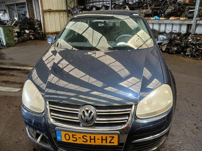 Volkswagen Jetta III 2.0 16V FSI Samochód złomowany (2006, Szary)